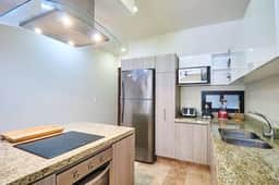 Zen Oasis Swim Up Condo Pool W Tiki Hut Bar + Gym